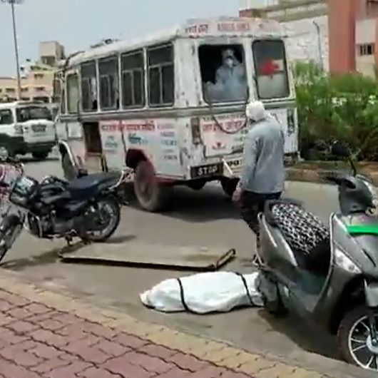 Hindistanda koronavirüs hastasının cesedi ambulanstan düştü